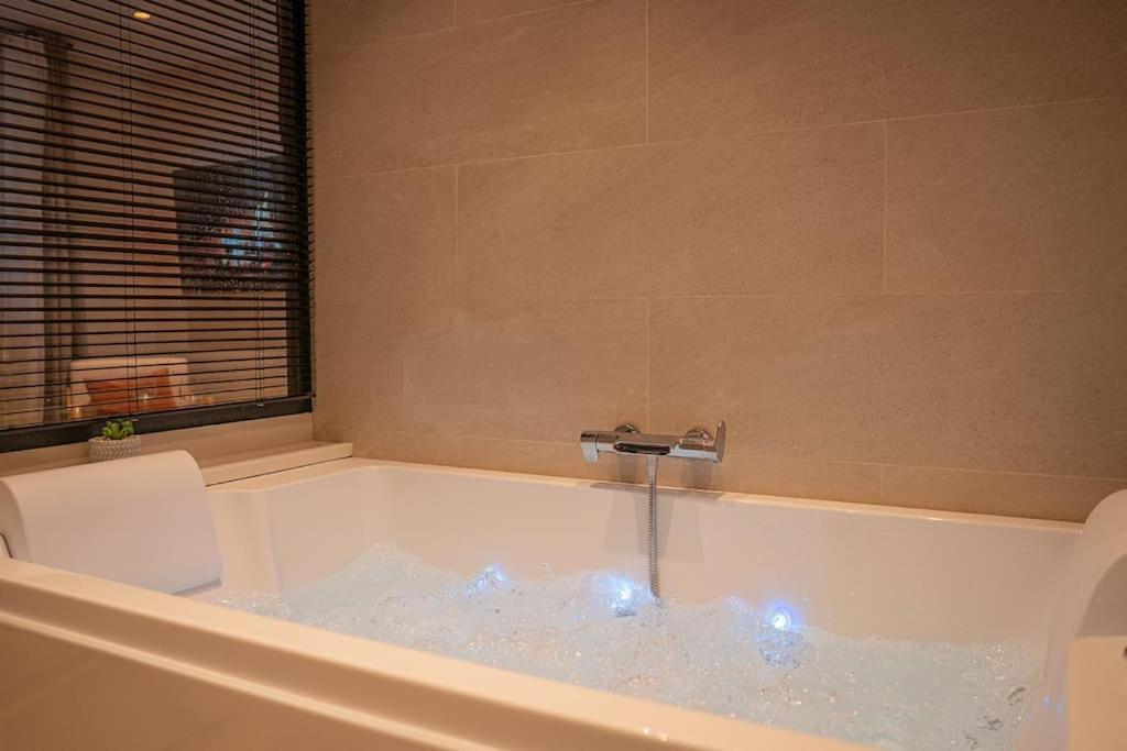 Suite De Luxe Jacuzzi Balneo,King Size Bed Collobrieres Exterior photo